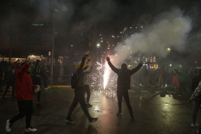“Valë zemërimi”/ Dorëheqja e Lleshajt dhe protestat e dhunshme jehonë në mediat ndërkombëtare