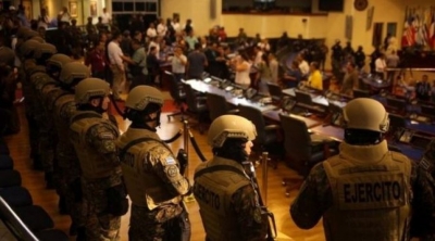 Policia dhe ushtria futen në parlament, ngjarja e paprecedent