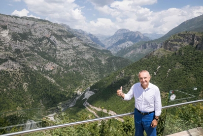 FOTOT/ Presidenti Meta promovon bukurinë e mahnitshme të Alpeve shqiptare