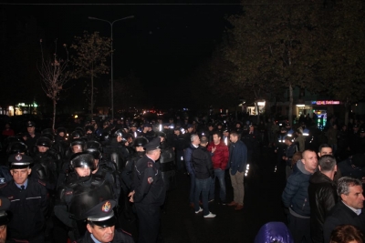 Policia terror mbi banorët e &#039;Astirit&#039;, arreston qytetarë/ Rrethohet Komisariati