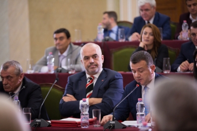 Taulant Balla zgjeron hartën e bashkëpunimit të PS me pesë bandat e njohura kriminale