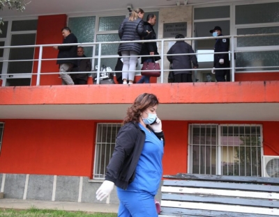 Koronavirusi/ Në urgjencën e Infektivit edhe 3 pacientë të tjerë, pritet rezultati i analizave