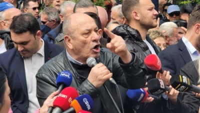 Protesta/ Budina: Nuk ka ambasadë të na pengojë, se ne e dimë ç&#039;heqim prej mafiozëve shqiptarë!