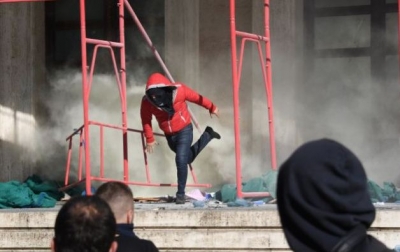 Protesta e 16 shkurtit/ Anëtari i Kryesisë së PD: Personi me xhup të kuq ishte i infiltruar i policisë