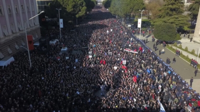 Ja shifrat/ Protesta e opozitës, mijëra qytetarë drejt Tiranës