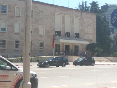 Tërmeti në Tiranë, punonjësit ‘braktisin’ Ramën, dalin në rrugë