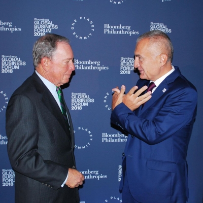 Presidenti Meta takohet në SHBA me Mike Bloomberg
