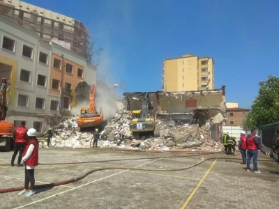 Tabaku:Ruhuni nga buzëqeshja e Veliajt, ajo fsheh kazmën/Qyteti po ndryshon për keq.