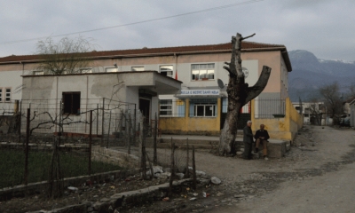 Detajet/ Vdiq në spital, i riu u gjet me plagë në kokë në rrugë