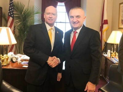 Presidenti Meta pritet nga Kongresmeni Aderholt: Për shqiptarët, aleanca me SHBA është jetike