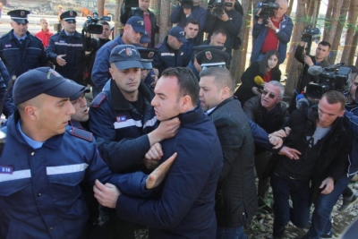 Policia godet ish-deputetët e opozitës në Bregun e Lumit