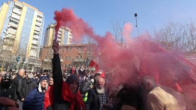 Media e madhe e huaj: Krizë politike dhe protesta masive në Shqipëri