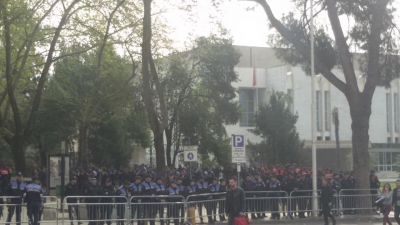 &quot;T’u bllokojmë hyrjen hajdutëve”, protestuesit e “Astirit” përplasen me Policinë