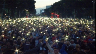 Basha-Kryemadhi thirrje të fuqishme për protestën e sotme: Asnjë hap pas!