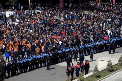 Pas djegies së mandateve shtohet pjesmarrja e shqiptarëve në protestat e opozitës, 16 marsi e faktoi