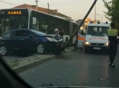 Aksident Kamëz, autobusi përplas makinën me gruan shtatzënë
