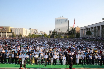 Kurban Bajrami, besimtarët myslimanë falin namazin në sheshin “Skënderbej”
