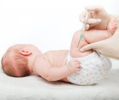 Dy foshnja vdesin disa minuta pas vaksinimit, nën hetim infermierja