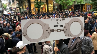 FOTOLAJM / Të rinjtë kanë një mesazh të qartë për Edi Ramën