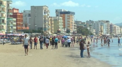 Betoni po “mbyt” pushimet e qytetarëve në Durrës