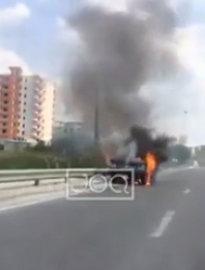 VIDEO/ Merr flakë makina luksoze në autostradën Tiranë-Durrës