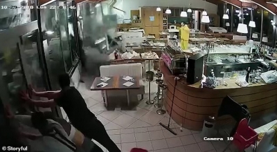Video që po shpërndahet gjithandej/ Dallga 6 metra përmbyt restorantin