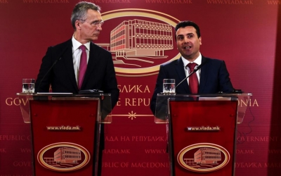 Maqedonia pranë ftesës për në NATO, Stoltenberg përgëzon Zaevin