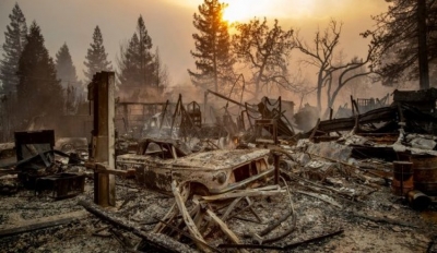 Zjarri i egër shkrumbon qytetin e Kalifornisë