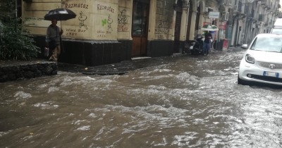 VIDEO/ Lumi vërshon në rrugët e Katanias