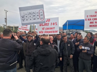 Shqipëria në revoltë/ Protesta e fermerëve kundër vendimit që ul me 14 përqind çmimin e qumështit