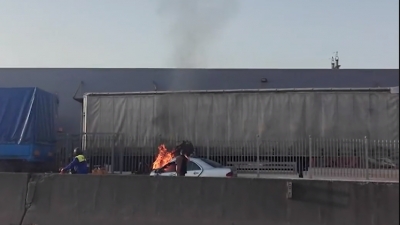 Makina shpërthen në flakë në Maminas (VIDEO)