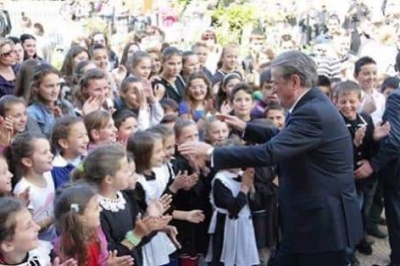 Ish kryeministri Berisha uron nxenesit per vitin e ri shkollor/&quot;Nje vit shkollor plot shendet dhe suksese ne mesime&quot;