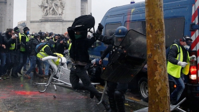 Tym e flakë në Paris/ Jelekverdhët shtojnë “dozën” e revoltës pas djegies së “Notre Dame”