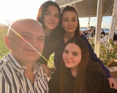 Presidenti Meta, fundjavë me vajzat: Nga Durrësi, për në Vlorë