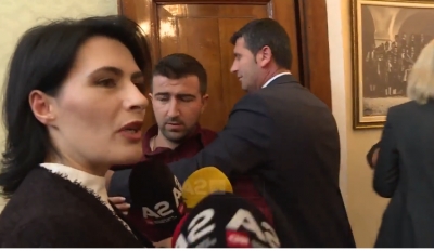 Gazetari që u dhunua nga truproja, ka një reagim për Arta markun: Injoranca...