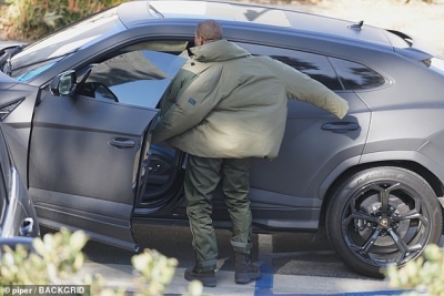 Kanye ndalon makinën 200 mijë dollarëshe, befason me gjestin për burrin e pastrehë