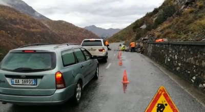 Reshjet e shiut, rrëshqitje gurësh në aksin Tiranë-Bulqizë