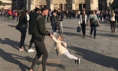 Gjenden babai dhe vajza nga fotografia e realizuar para Notre Dame