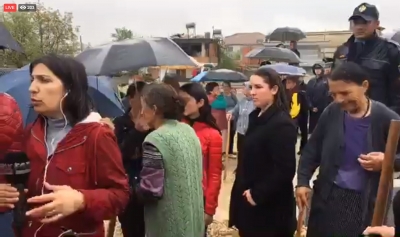 VIDEO/ Policia shkon për tu prishur shtëpitë, përleshje te bregu i lumit