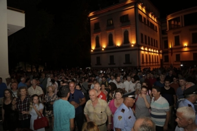 ‘Në Tiranë po shembet Shqipëria, jo teatri’