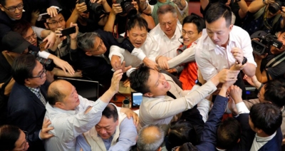 Kinë/ Kërcet grushti në Parlament, rrihen deputetët