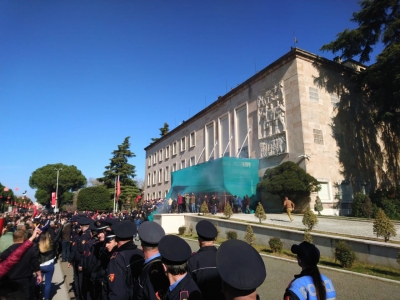 Garda sulmon protestuesit