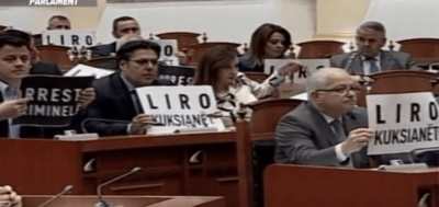 Deputetët e PD me pankarta në sallen e Kuvendit