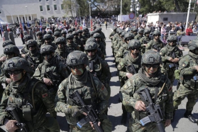 VIDEO/ Skandaloze në ceremoninë e 10 vjetorit në NATO, 20 ushtarakëve u bie të fikët