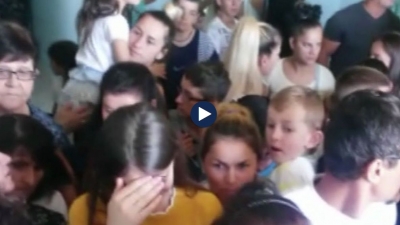 Skandaloze/ Fëmijët në radhë për kontrollin e syve, presin doktorin në spitalin e Laçit