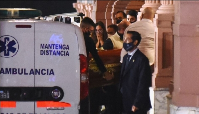 Tifozët nuk mbajnë lotët, momenti kur arkivoli i Maradonës nxirret nga ambulanca