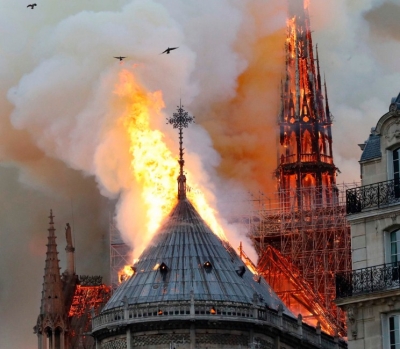 VIDEO-LIVE/ E gjithë bota me sytë nga Parisi, po digjet vepra 850 vjeçare &quot;Notre Dame&quot;