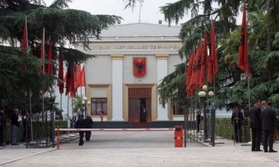 Dekreti i Presidentit Meta për mos shembjen e Teatrit nesër në Kuvend
