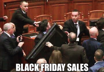 (MemeFotogaleri) Kur politika kthehet në shfaqje humori..