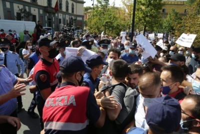 Tensionohet situata në protestën e naftëtarëve, tentojnë të çajnë kordonin e policisë